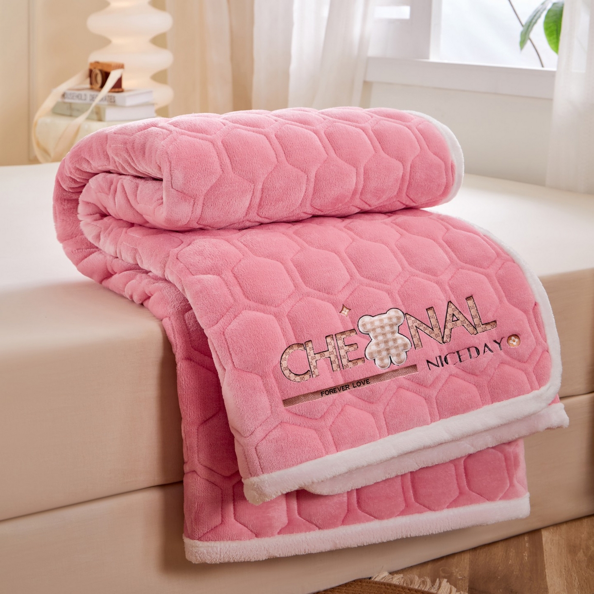 91家纺网 家纺一手货源 找家纺 初心家纺 2025新款高克重牛奶绒绣花夹棉防滑床垫（面料200克） 小熊-樱花粉