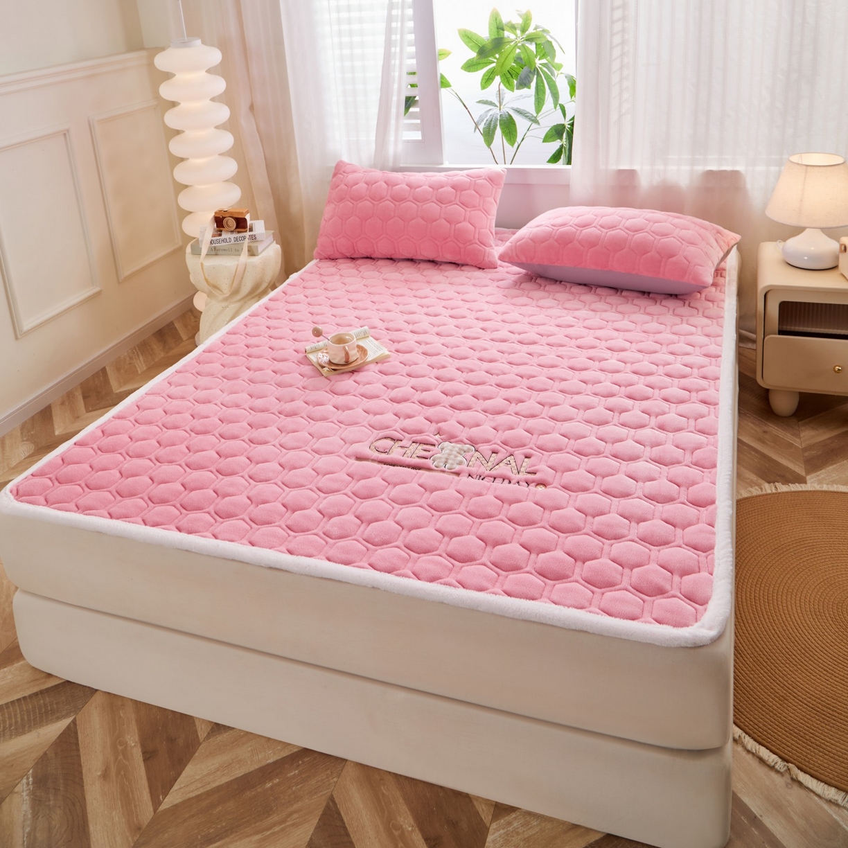 91家纺网 家纺一手货源 找家纺 初心家纺 2025新款高克重牛奶绒绣花夹棉防滑床垫（面料200克） 小熊-樱花粉