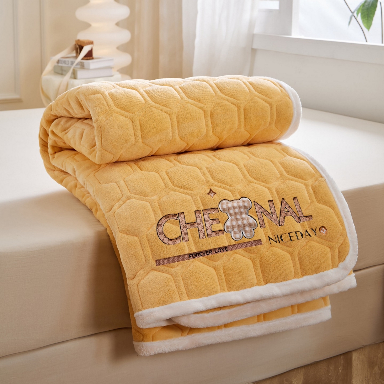 91家纺网 家纺一手货源 找家纺 初心家纺 2025新款高克重牛奶绒绣花夹棉防滑床垫（面料200克） 小熊-香槟金