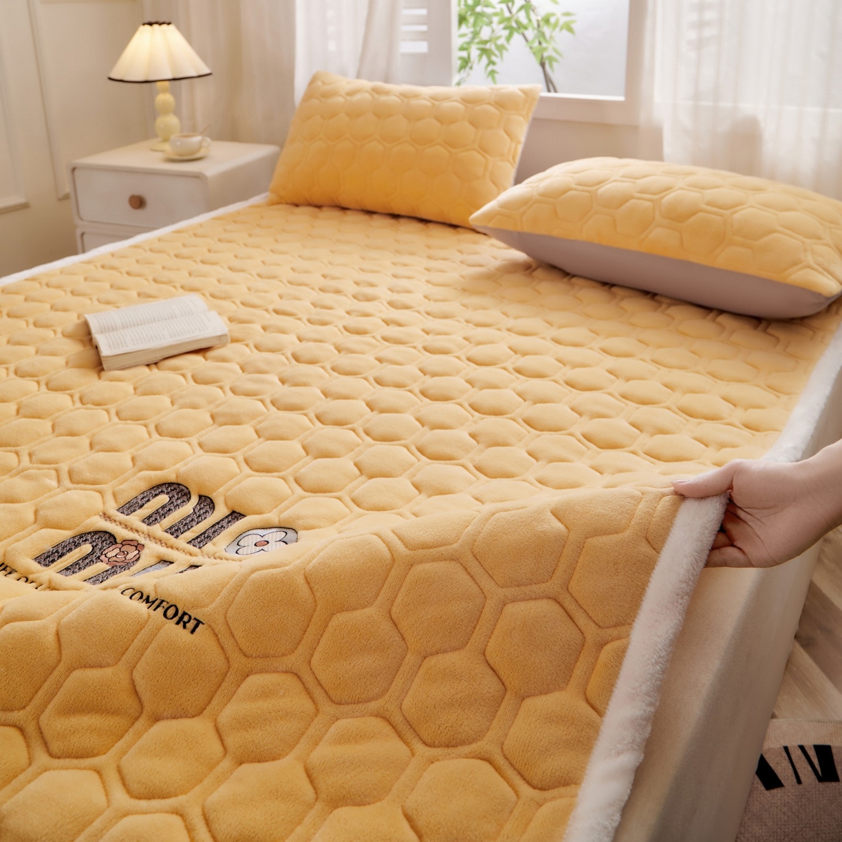 91家纺网 家纺一手货源 找家纺 初心家纺 2025新款高克重牛奶绒绣花夹棉防滑床垫（面料200克） 字母-香槟金