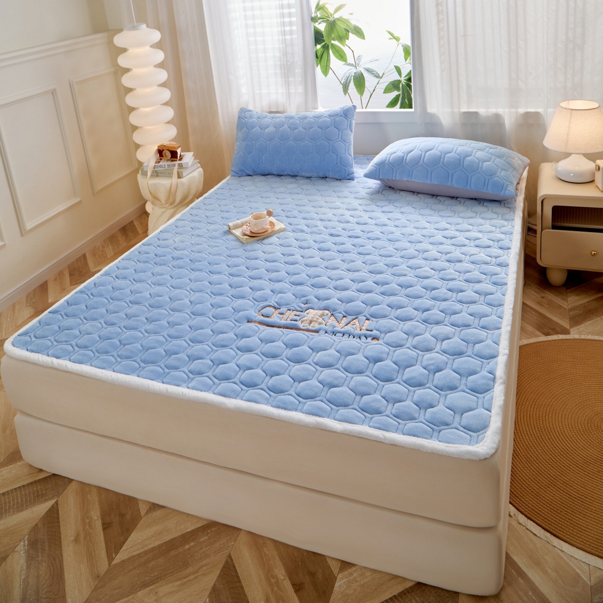 91家纺网 家纺一手货源 找家纺 初心家纺 2025新款高克重牛奶绒绣花夹棉防滑床垫（面料200克） 小熊-天空蓝