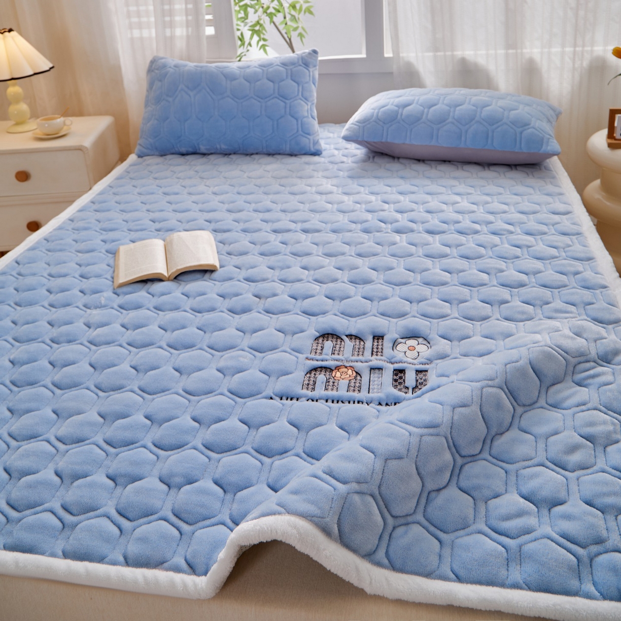 91家纺网 家纺一手货源 找家纺 初心家纺 2025新款高克重牛奶绒绣花夹棉防滑床垫（面料200克） 字母-天空蓝