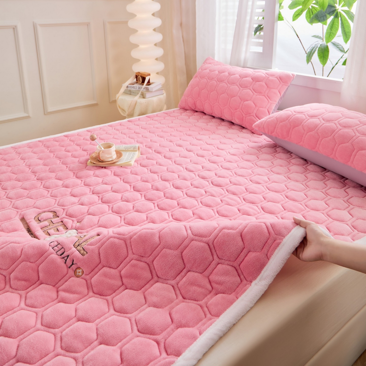 91家纺网 家纺一手货源 找家纺 初心家纺 2025新款高克重牛奶绒绣花夹棉防滑床垫（面料200克） 小熊-樱花粉