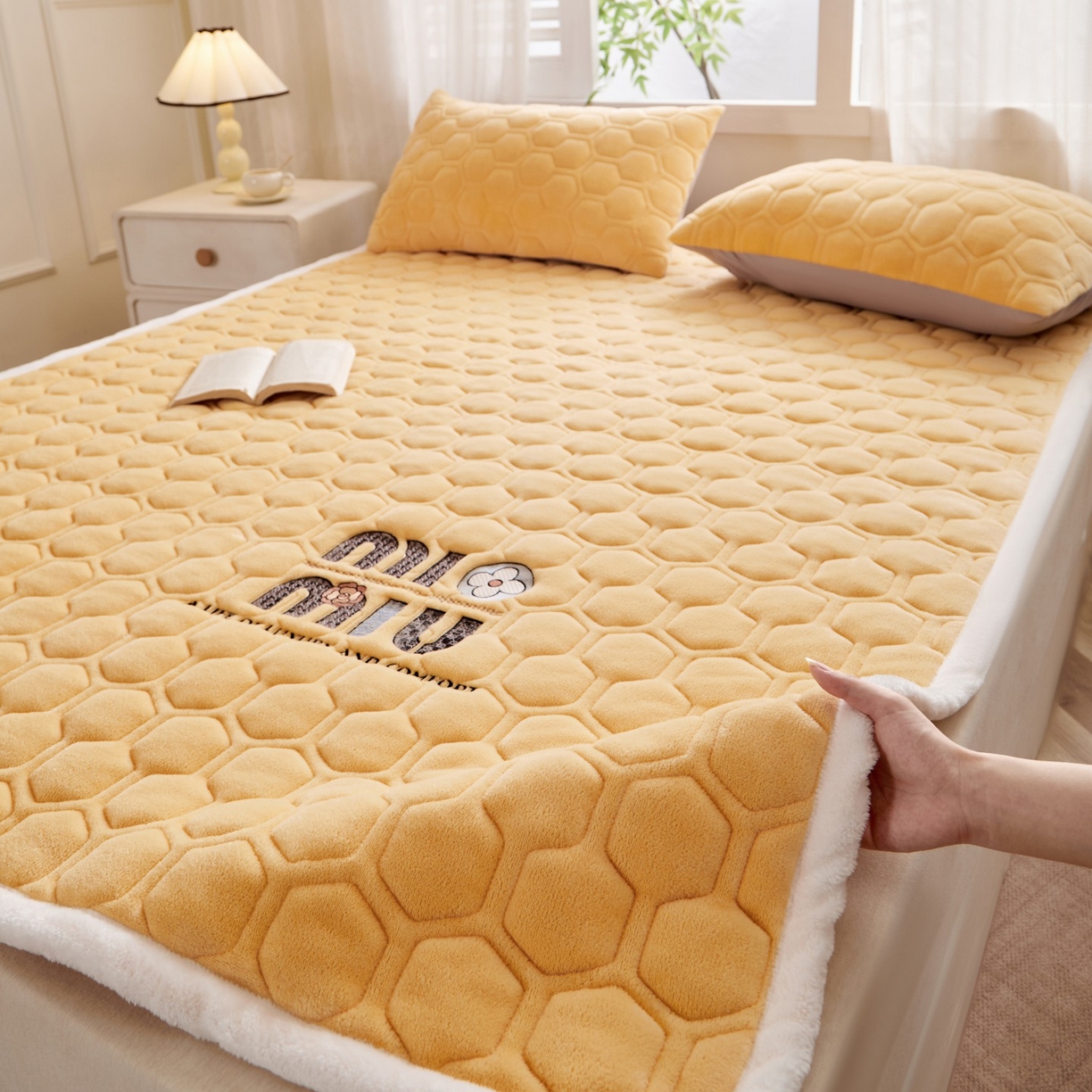 91家纺网 家纺一手货源 找家纺 初心家纺 2025新款高克重牛奶绒绣花夹棉防滑床垫（面料200克） 字母-香槟金