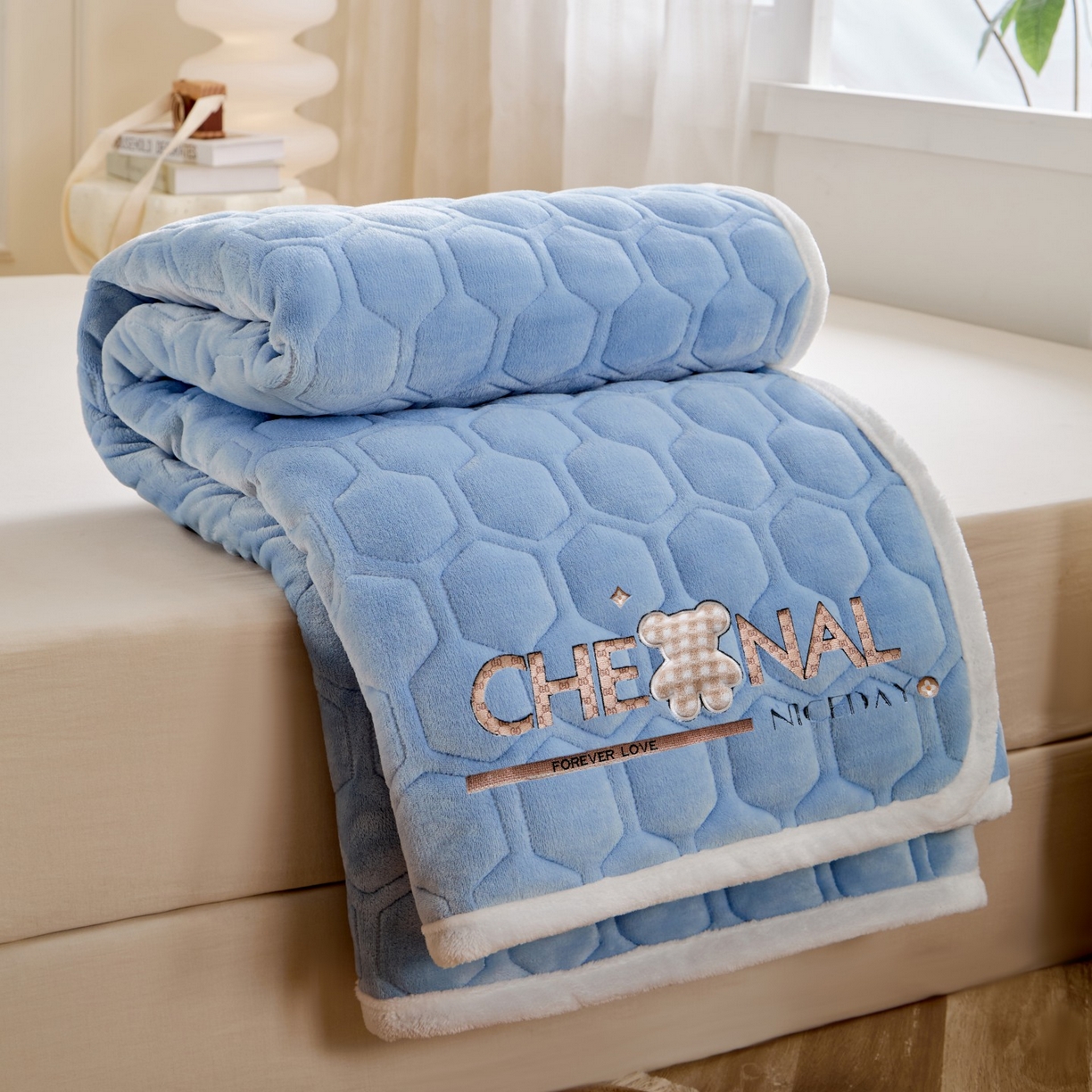 91家纺网 家纺一手货源 找家纺 初心家纺 2025新款高克重牛奶绒绣花夹棉防滑床垫（面料200克） 小熊-天空蓝