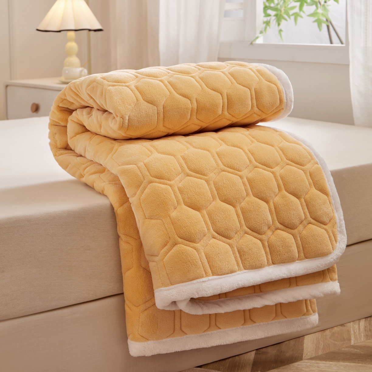 91家纺网 家纺一手货源 找家纺 初心家纺 2025新款高克重牛奶绒绣花夹棉防滑床垫（面料200克） 字母-香槟金