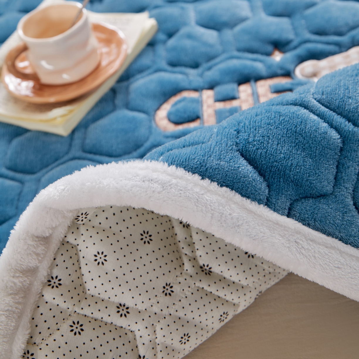 91家纺网 家纺一手货源 找家纺 初心家纺 2025新款高克重牛奶绒绣花夹棉防滑床垫（面料200克） 小熊-宝石蓝