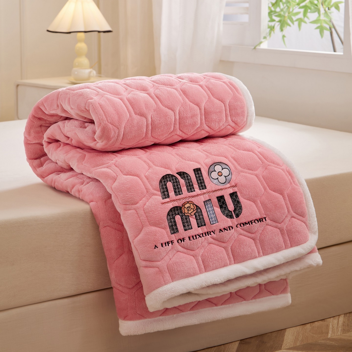 91家纺网 家纺一手货源 找家纺 初心家纺 2025新款高克重牛奶绒绣花夹棉防滑床垫（面料200克） 字母-樱花粉