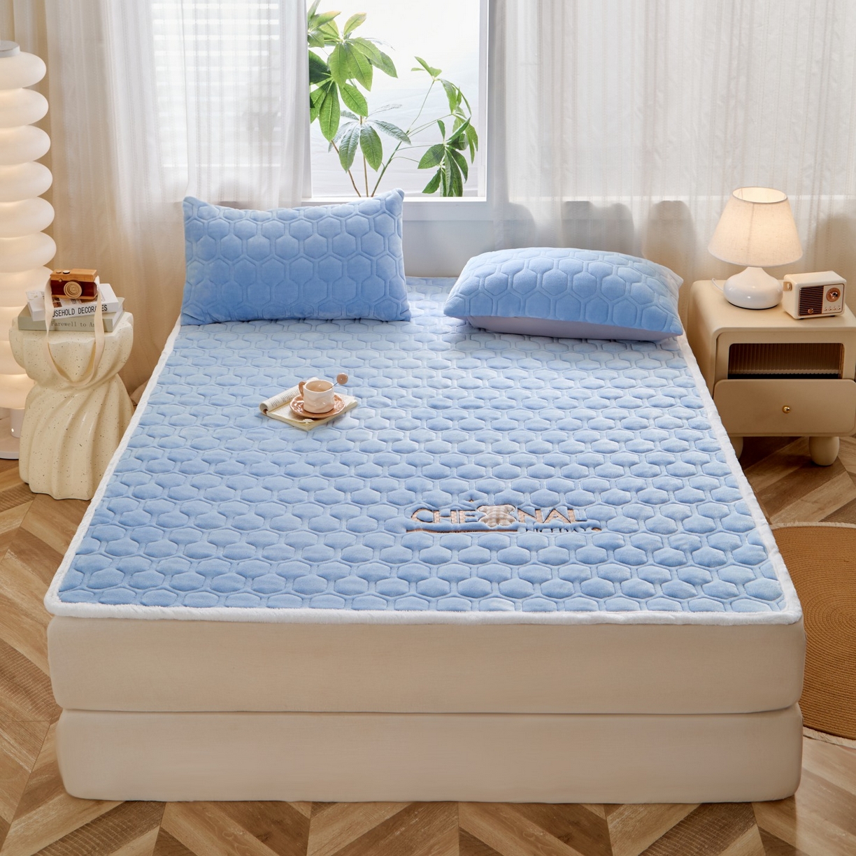 91家纺网 家纺一手货源 找家纺 初心家纺 2025新款高克重牛奶绒绣花夹棉防滑床垫（面料200克） 小熊-天空蓝