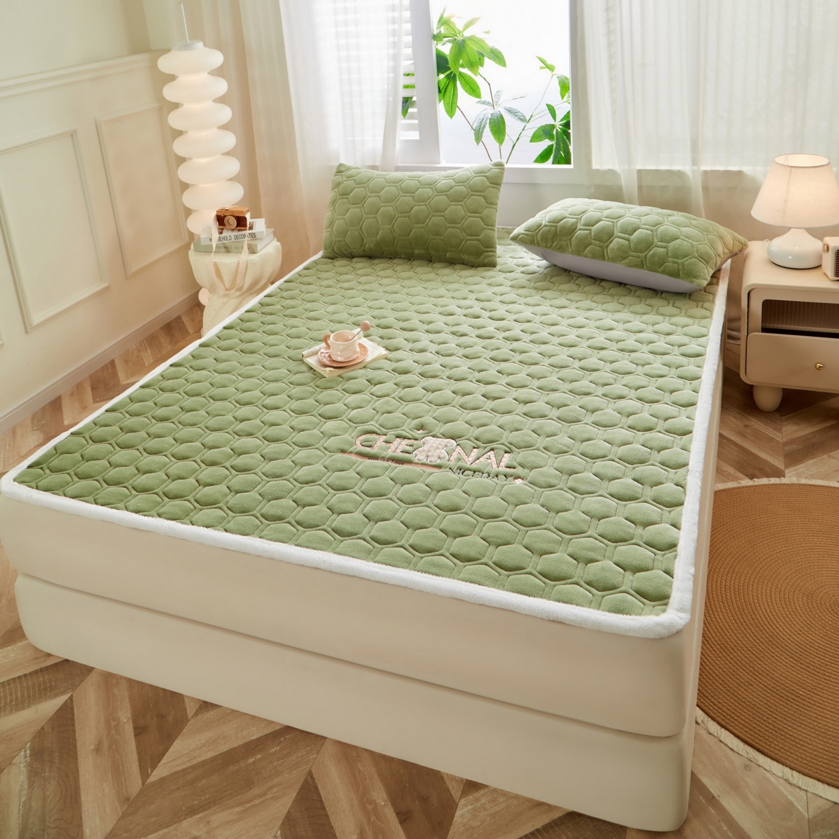 91家纺网 家纺一手货源 找家纺 初心家纺 2025新款高克重牛奶绒绣花夹棉防滑床垫（面料200克） 小熊-清新绿