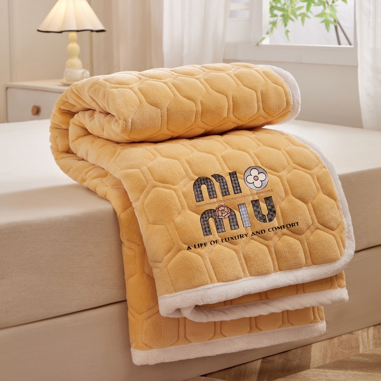 91家纺网 家纺一手货源 找家纺 初心家纺 2025新款高克重牛奶绒绣花夹棉防滑床垫（面料200克） 字母-香槟金