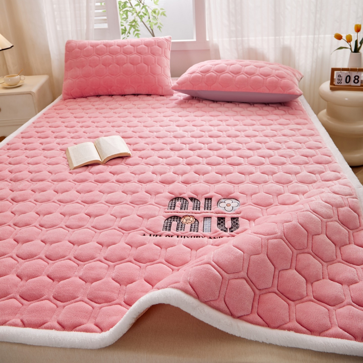 91家纺网 家纺一手货源 找家纺 初心家纺 2025新款高克重牛奶绒绣花夹棉防滑床垫（面料200克） 字母-樱花粉