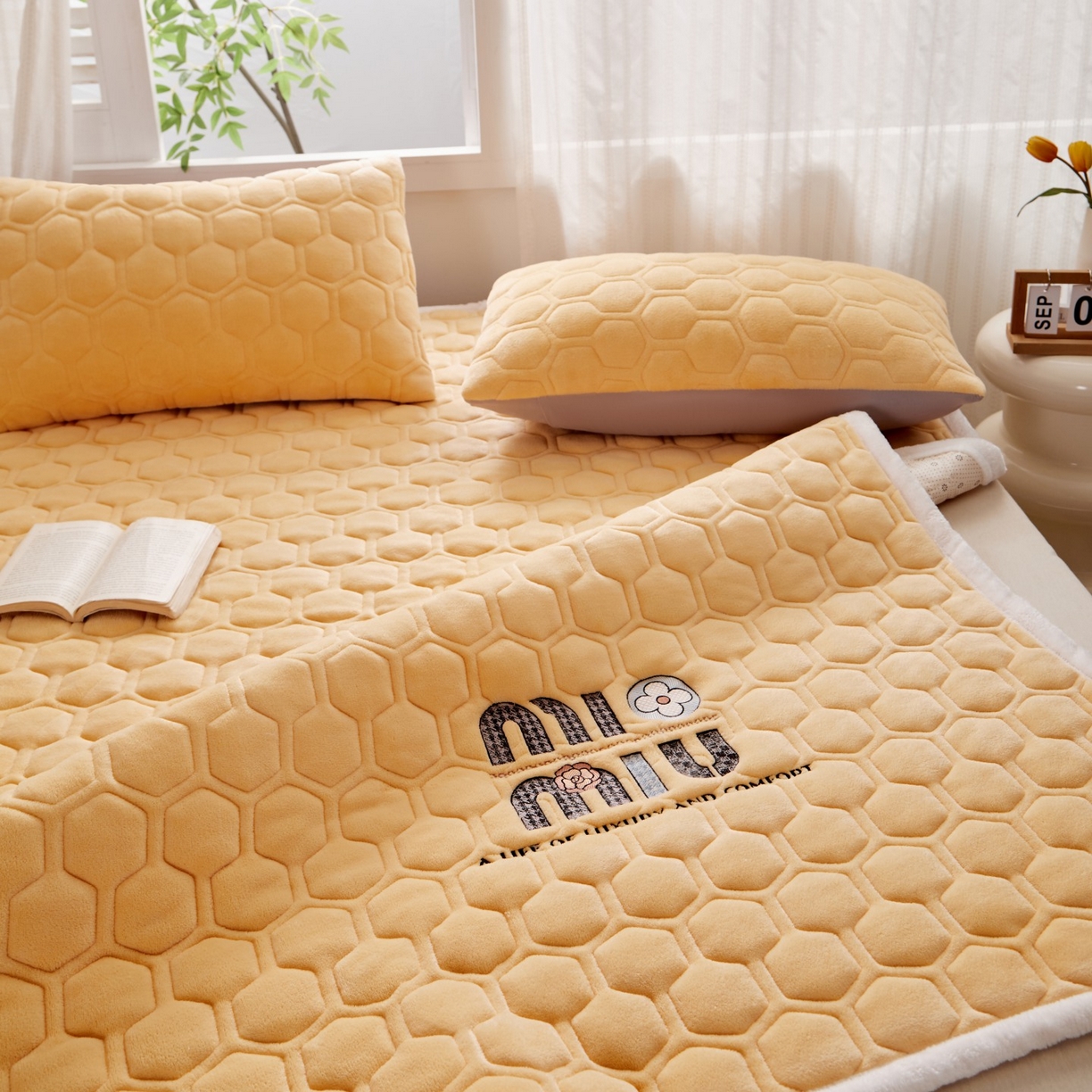91家纺网 家纺一手货源 找家纺 初心家纺 2025新款高克重牛奶绒绣花夹棉防滑床垫（面料200克） 字母-香槟金
