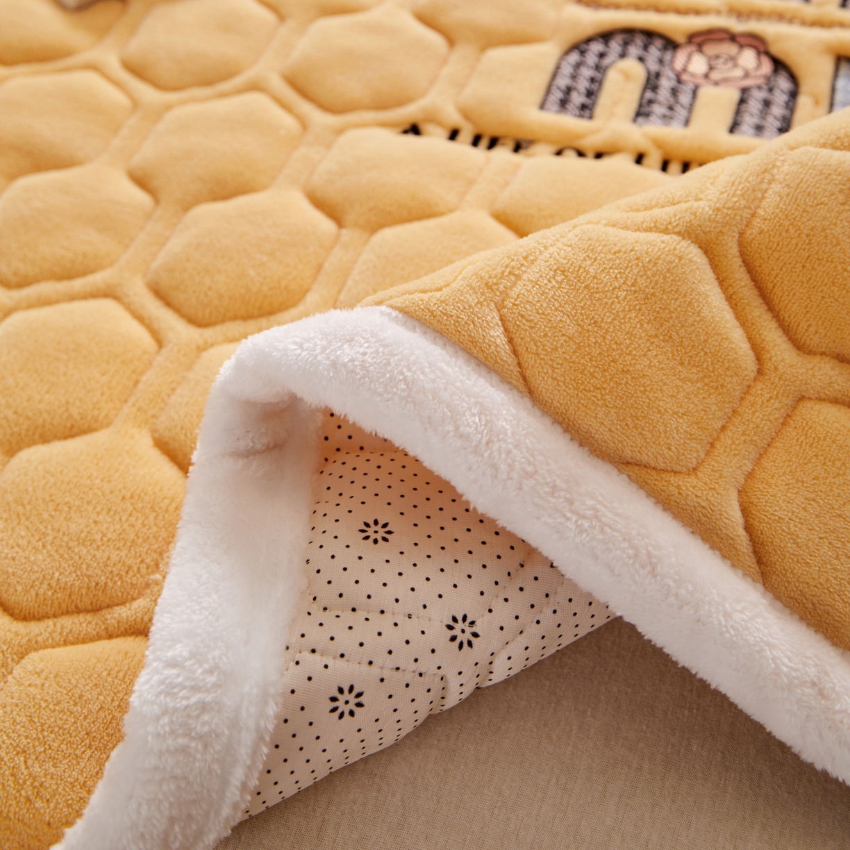 91家纺网 家纺一手货源 找家纺 初心家纺 2025新款高克重牛奶绒绣花夹棉防滑床垫（面料200克） 字母-香槟金