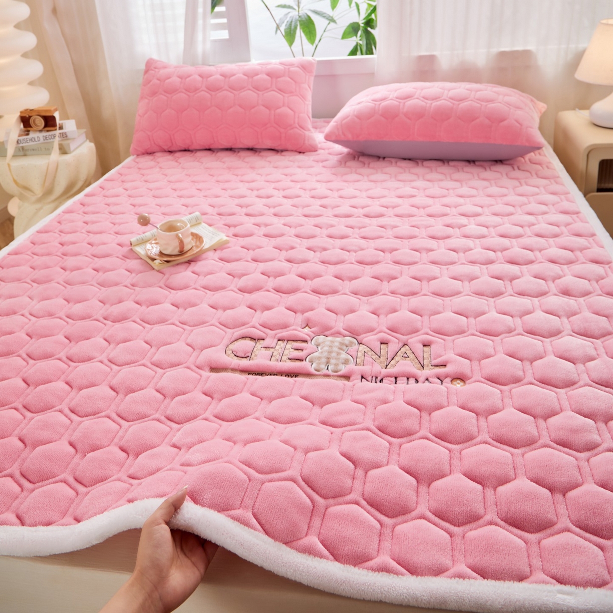 91家纺网 家纺一手货源 找家纺 初心家纺 2025新款高克重牛奶绒绣花夹棉防滑床垫（面料200克） 小熊-樱花粉