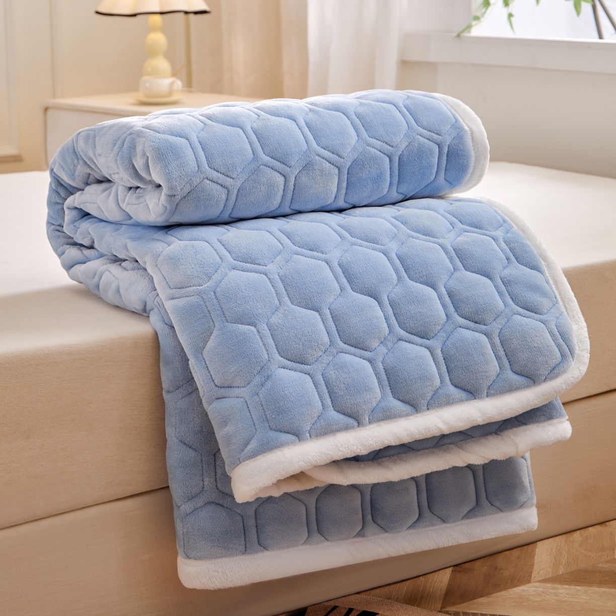 91家纺网 家纺一手货源 找家纺 初心家纺 2025新款高克重牛奶绒绣花夹棉防滑床垫（面料200克） 字母-天空蓝