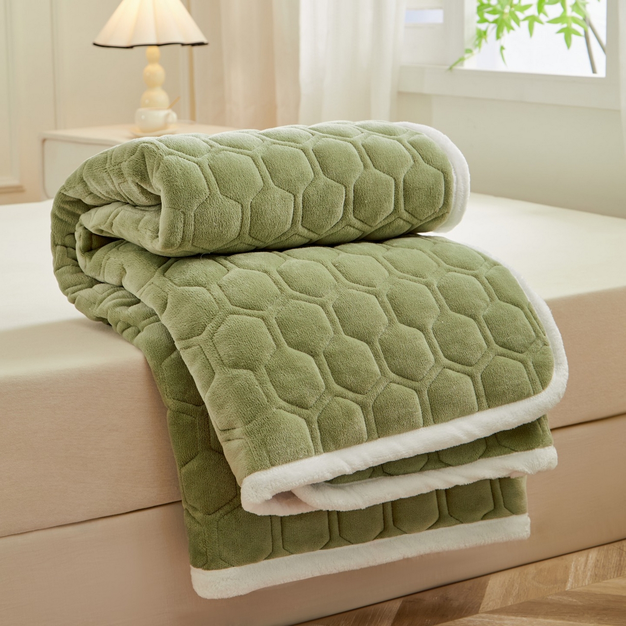 91家纺网 家纺一手货源 找家纺 初心家纺 2025新款高克重牛奶绒绣花夹棉防滑床垫（面料200克） 字母-清新绿