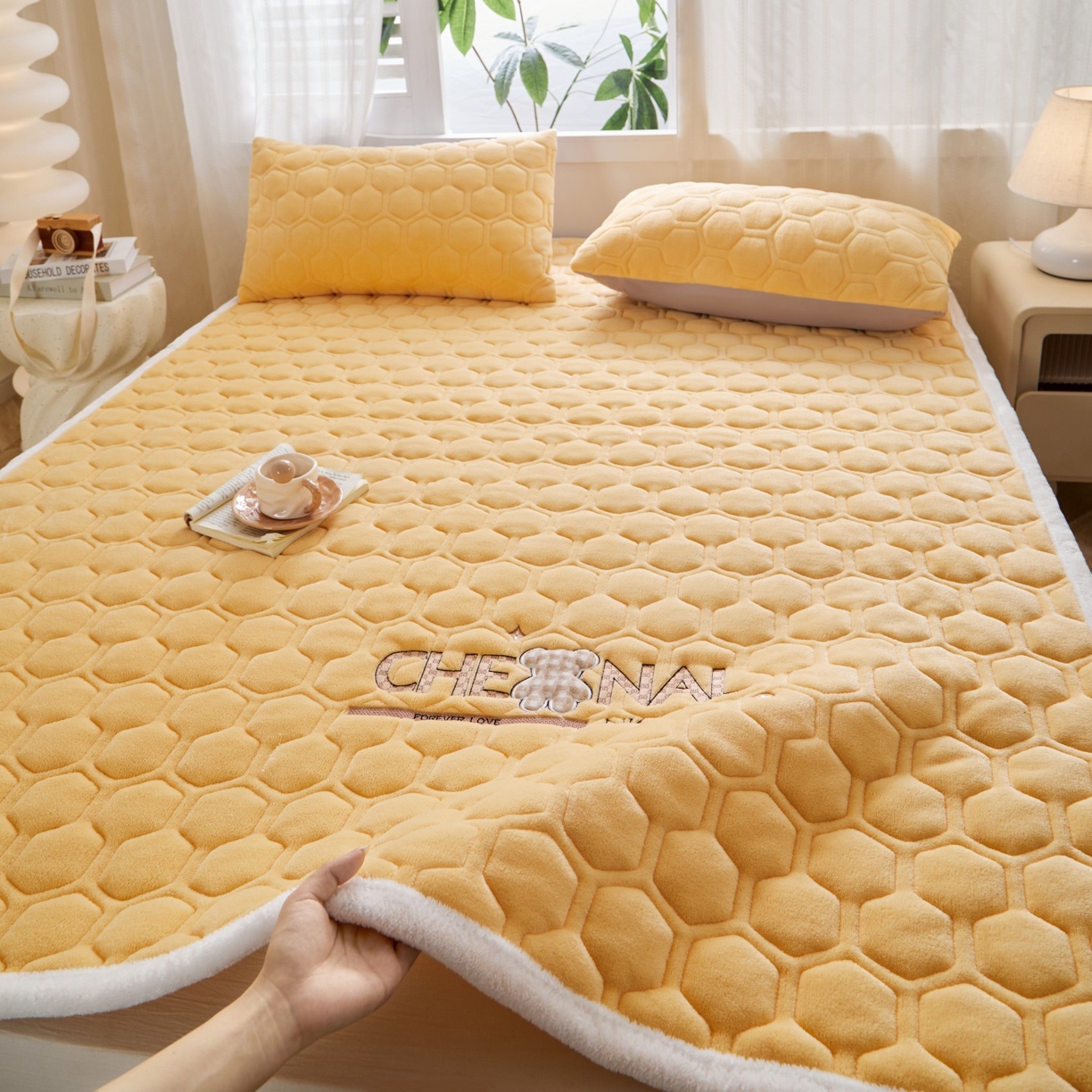 91家纺网 家纺一手货源 找家纺 初心家纺 2025新款高克重牛奶绒绣花夹棉防滑床垫（面料200克） 小熊-香槟金