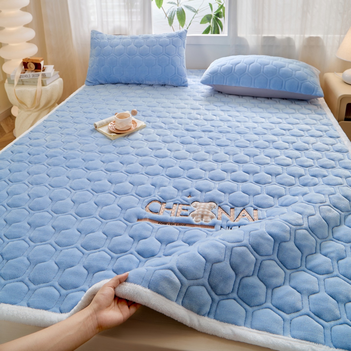 91家纺网 家纺一手货源 找家纺 初心家纺 2025新款高克重牛奶绒绣花夹棉防滑床垫（面料200克） 小熊-天空蓝