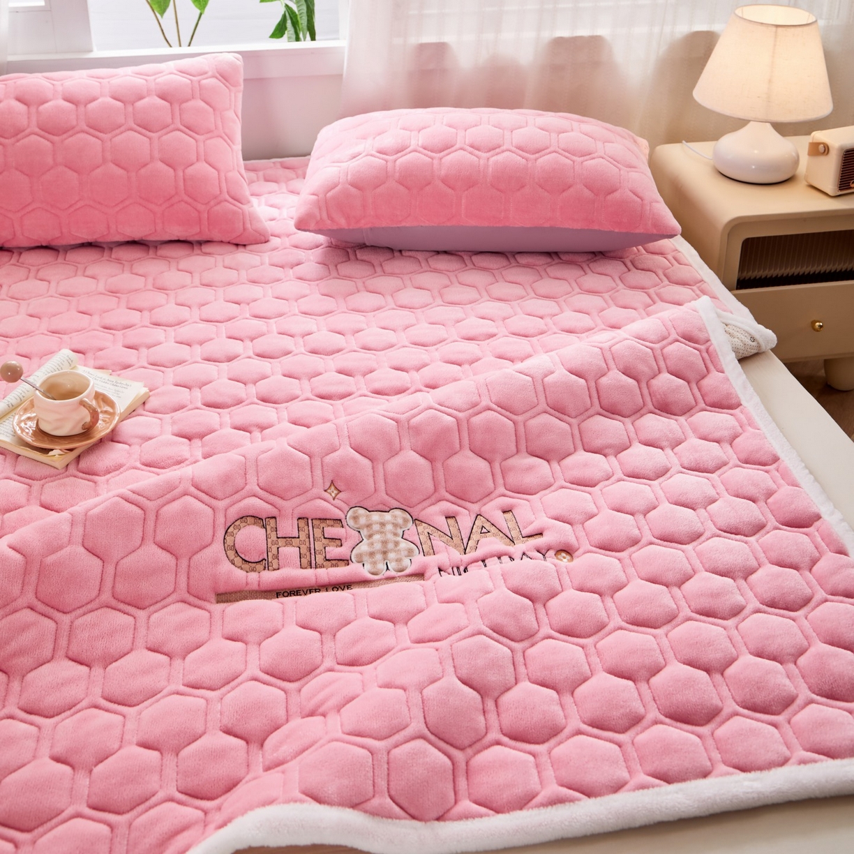 91家纺网 家纺一手货源 找家纺 初心家纺 2025新款高克重牛奶绒绣花夹棉防滑床垫（面料200克） 小熊-樱花粉