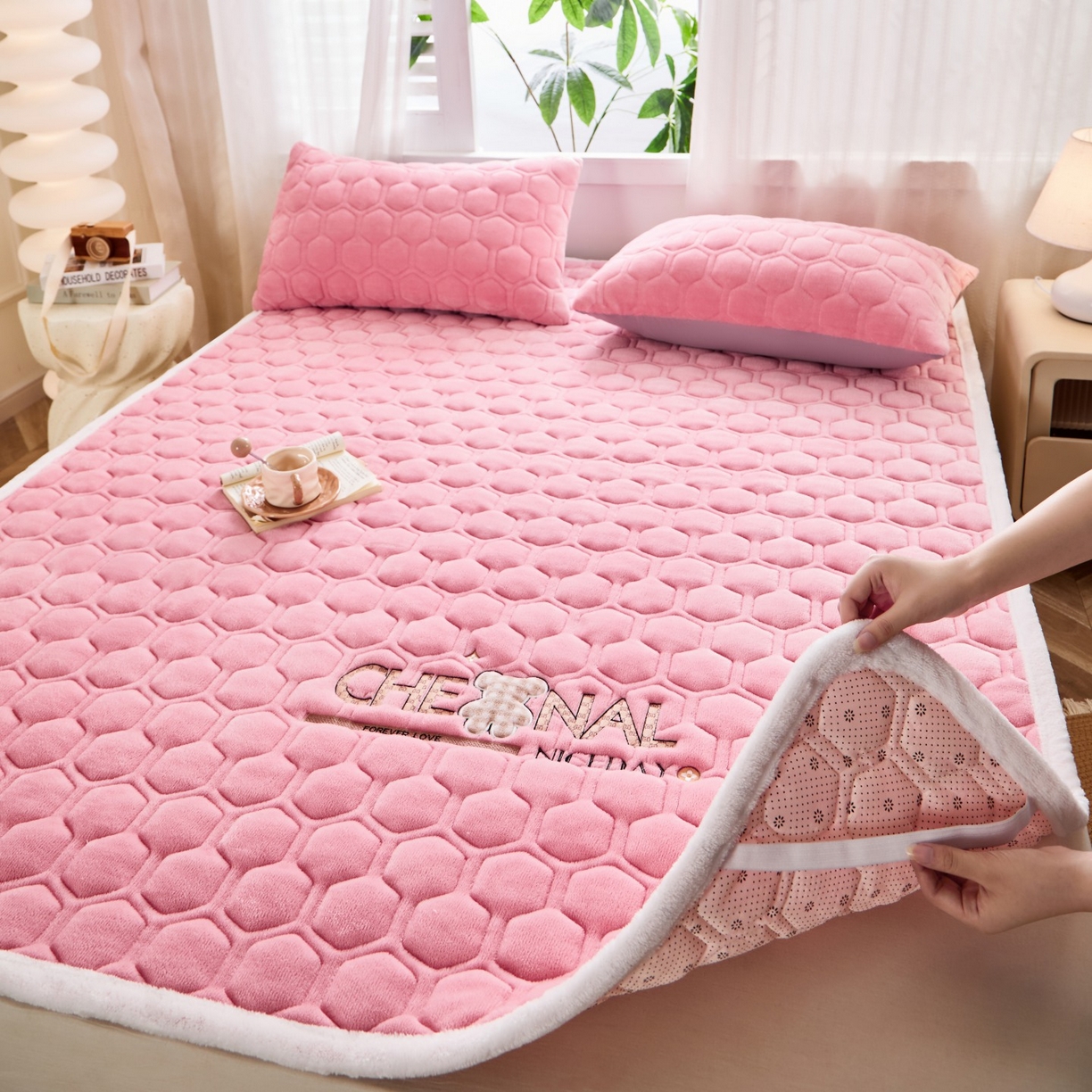 91家纺网 家纺一手货源 找家纺 初心家纺 2025新款高克重牛奶绒绣花夹棉防滑床垫（面料200克） 小熊-樱花粉