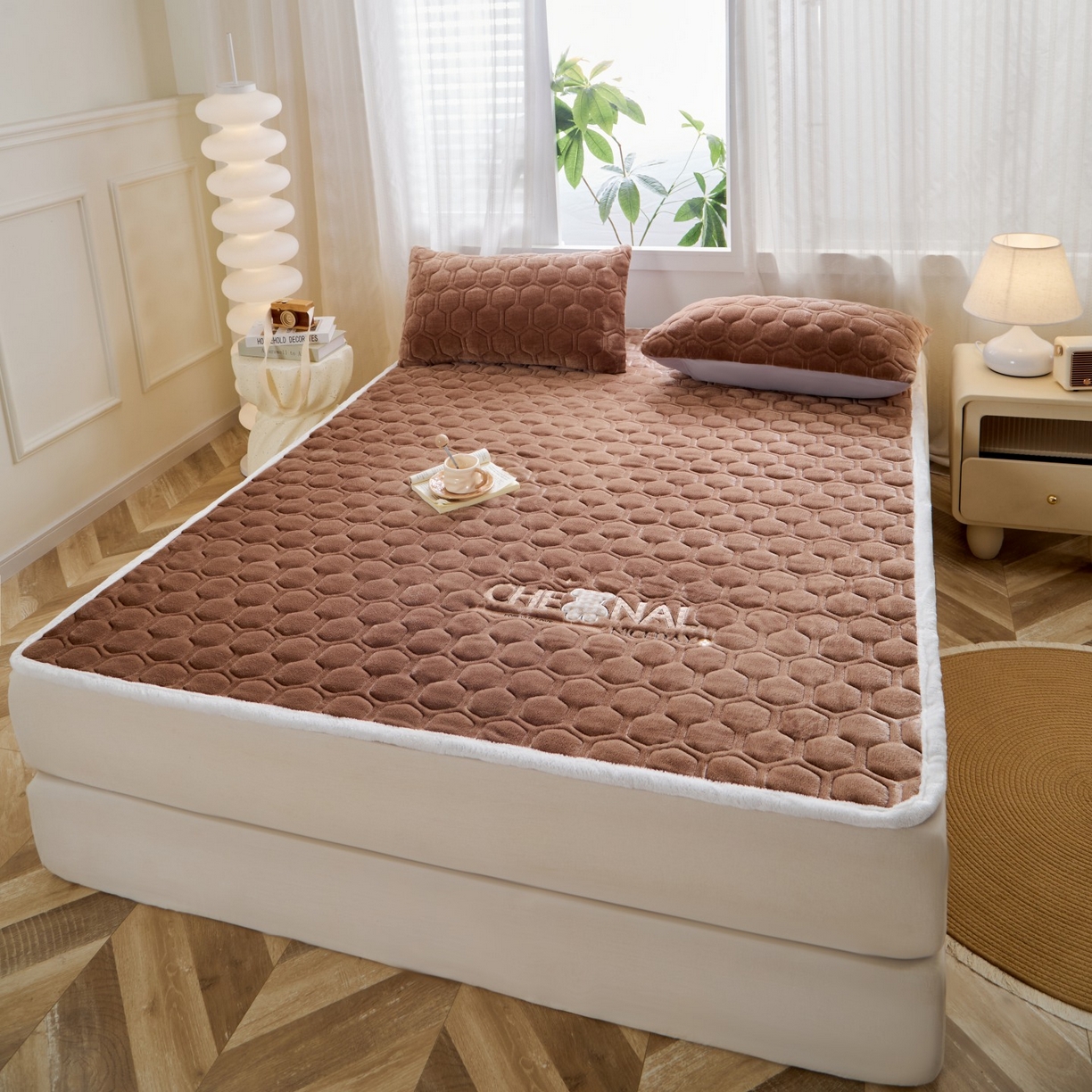 91家纺网 家纺一手货源 找家纺 初心家纺 2025新款高克重牛奶绒绣花夹棉防滑床垫（面料200克） 小熊-深咖棕