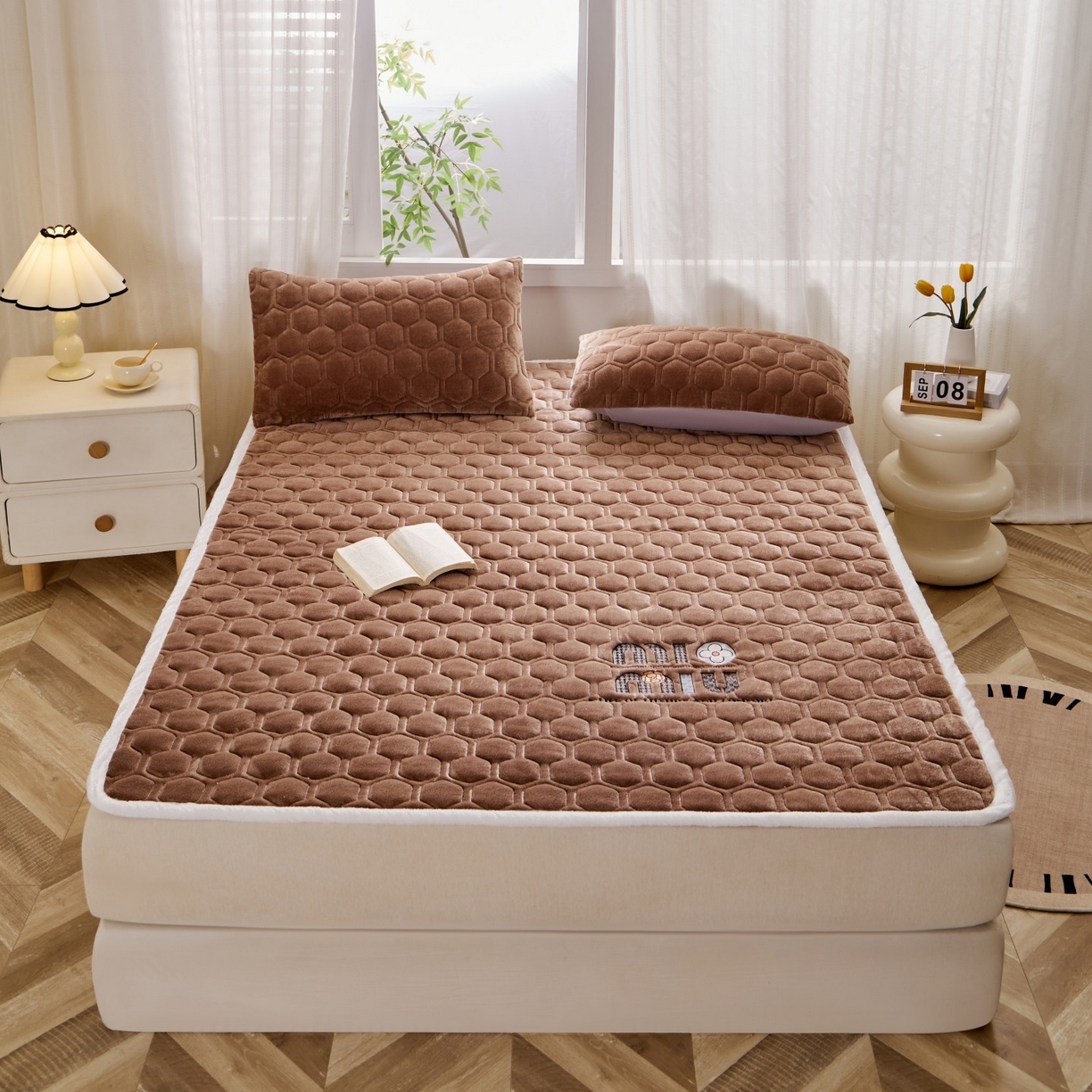 91家纺网 家纺一手货源 找家纺 初心家纺 2025新款高克重牛奶绒绣花夹棉防滑床垫（面料200克） 字母-深咖棕