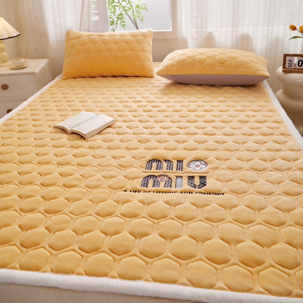 91家纺网 家纺一手货源 找家纺 初心家纺 2025新款高克重牛奶绒绣花夹棉防滑床垫（面料200克） 字母-香槟金