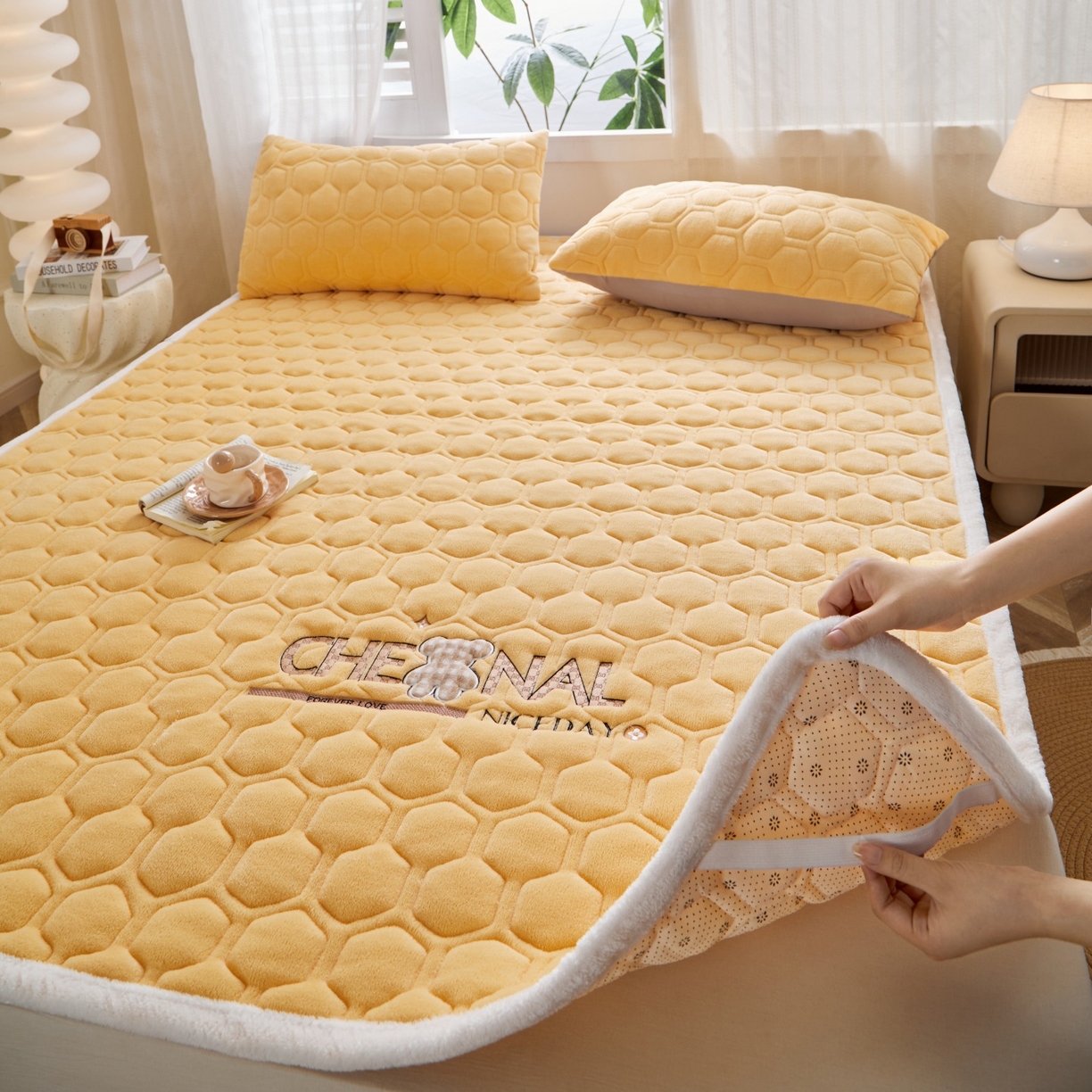 91家纺网 家纺一手货源 找家纺 初心家纺 2025新款高克重牛奶绒绣花夹棉防滑床垫（面料200克） 小熊-香槟金