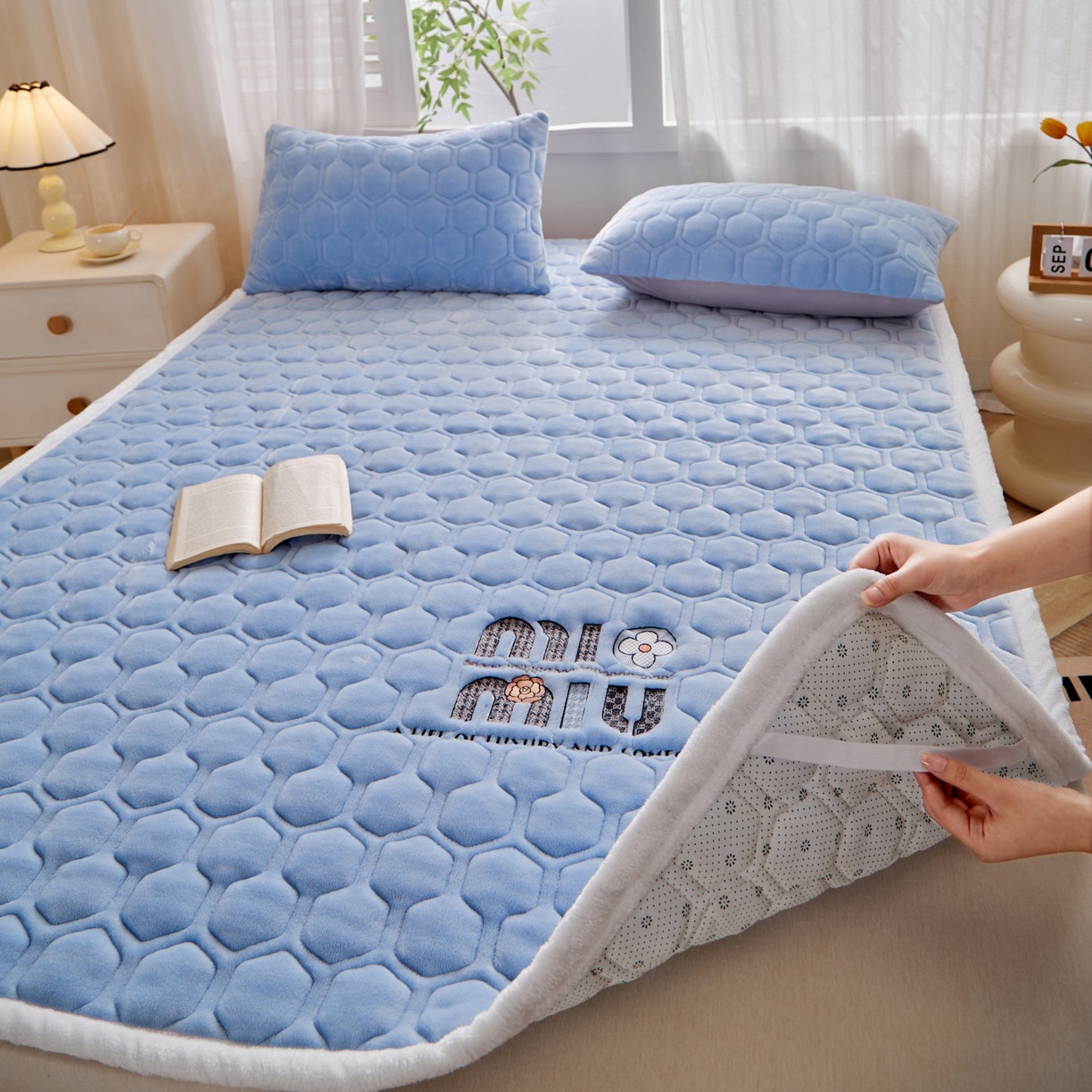 91家纺网 家纺一手货源 找家纺 初心家纺 2025新款高克重牛奶绒绣花夹棉防滑床垫（面料200克） 字母-天空蓝