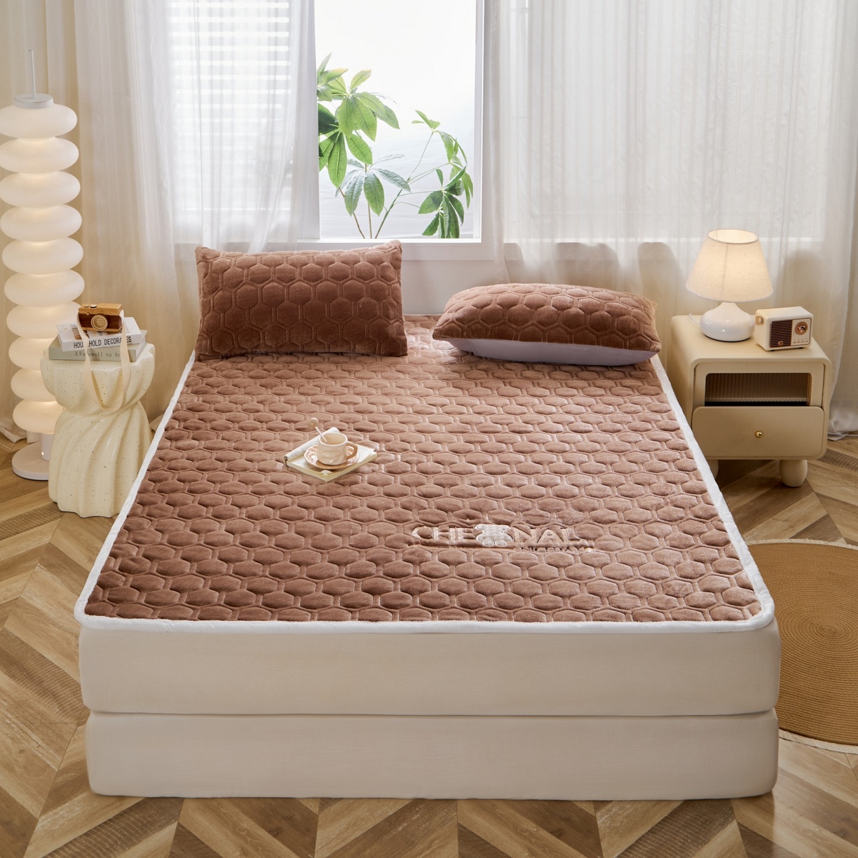 91家纺网 家纺一手货源 找家纺 初心家纺 2025新款高克重牛奶绒绣花夹棉防滑床垫（面料200克） 小熊-深咖棕