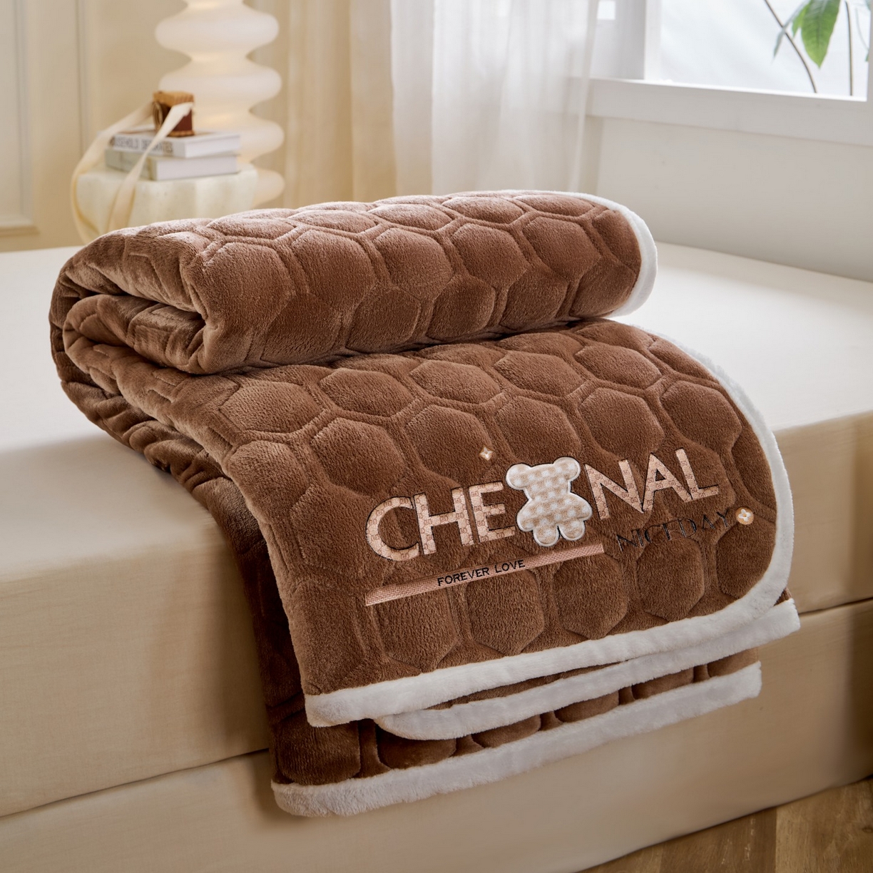 91家纺网 家纺一手货源 找家纺 初心家纺 2025新款高克重牛奶绒绣花夹棉防滑床垫（面料200克） 小熊-深咖棕