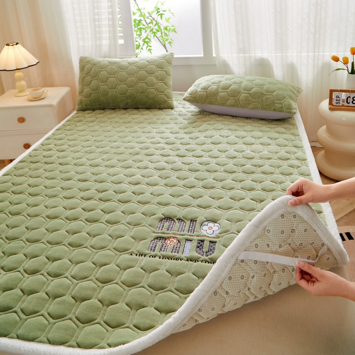 91家纺网 家纺一手货源 找家纺 初心家纺 2025新款高克重牛奶绒绣花夹棉防滑床垫（面料200克） 字母-清新绿