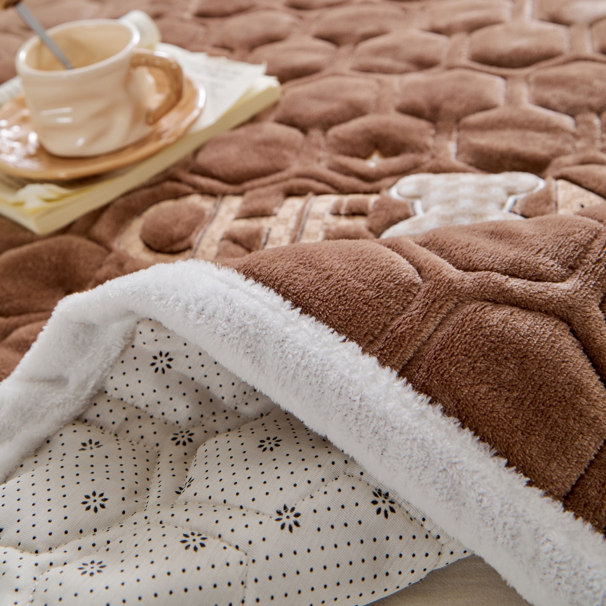 91家纺网 家纺一手货源 找家纺 初心家纺 2025新款高克重牛奶绒绣花夹棉防滑床垫（面料200克） 小熊-深咖棕