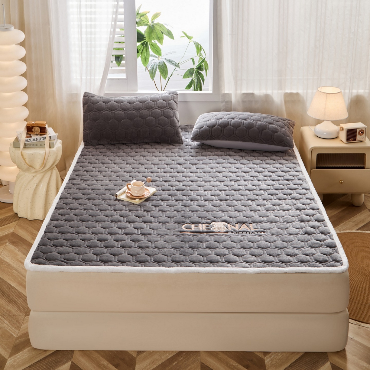 91家纺网 家纺一手货源 找家纺 初心家纺 2025新款高克重牛奶绒绣花夹棉防滑床垫（面料200克） 小熊-高级灰