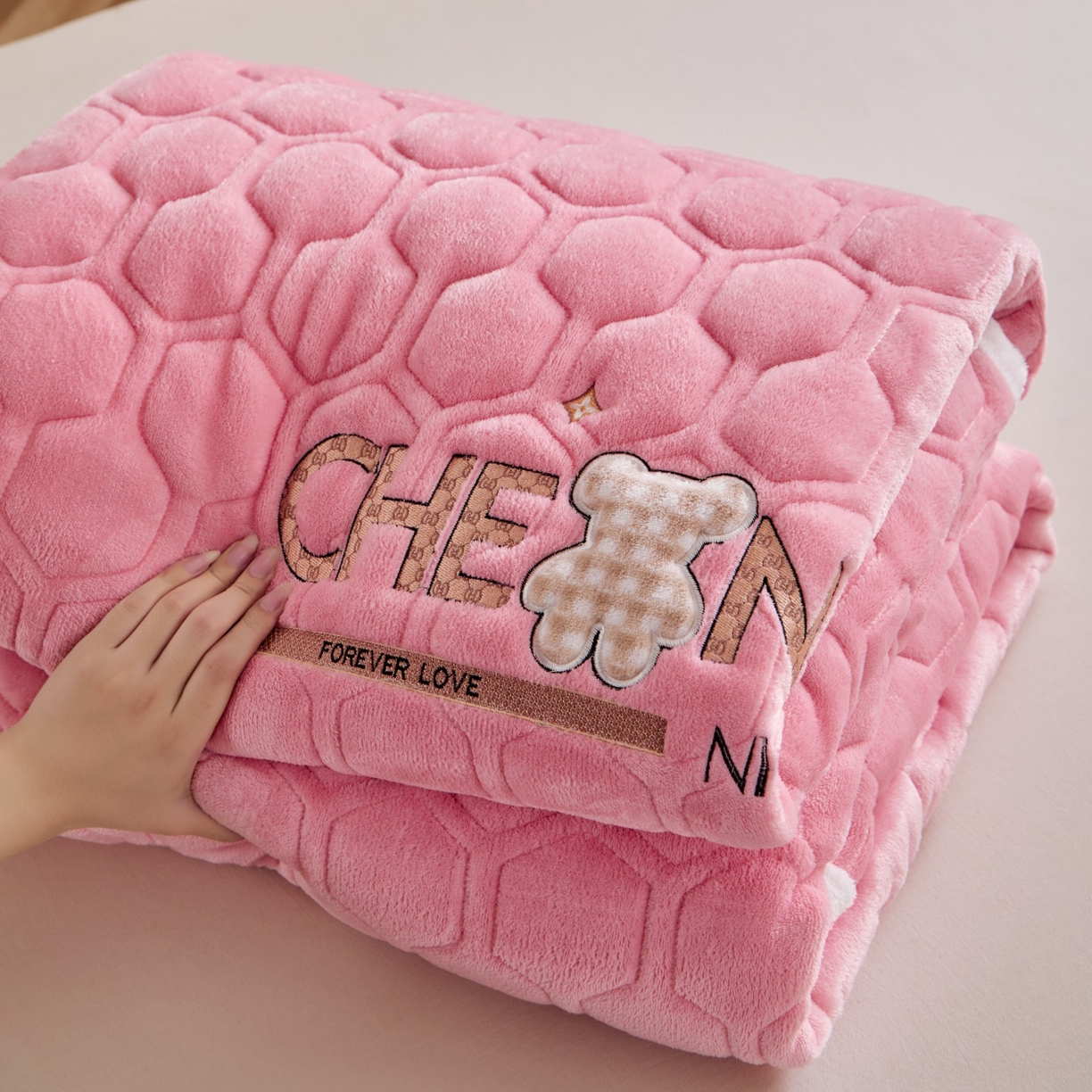 91家纺网 家纺一手货源 找家纺 初心家纺 2025新款高克重牛奶绒绣花夹棉防滑床垫（面料200克） 小熊-樱花粉