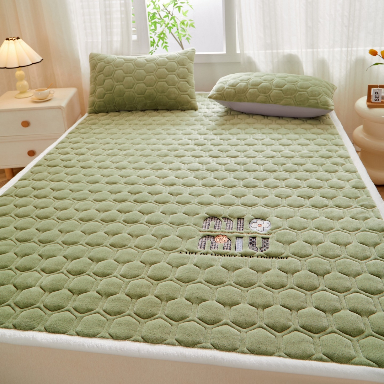 91家纺网 家纺一手货源 找家纺 初心家纺 2025新款高克重牛奶绒绣花夹棉防滑床垫（面料200克） 字母-清新绿