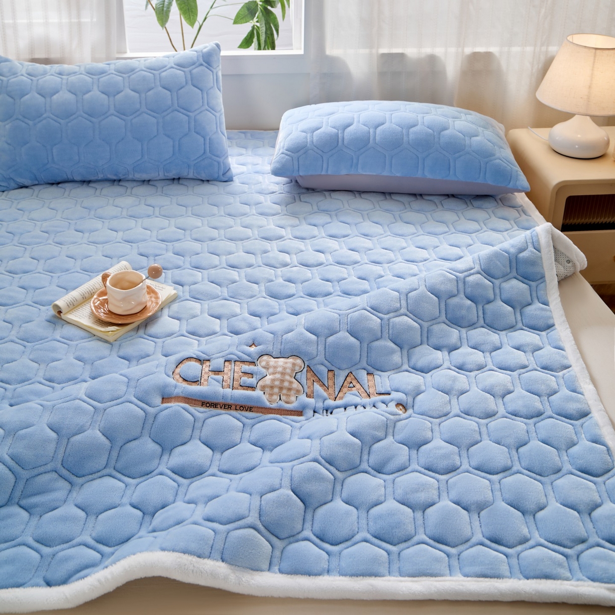 91家纺网 家纺一手货源 找家纺 初心家纺 2025新款高克重牛奶绒绣花夹棉防滑床垫（面料200克） 小熊-天空蓝