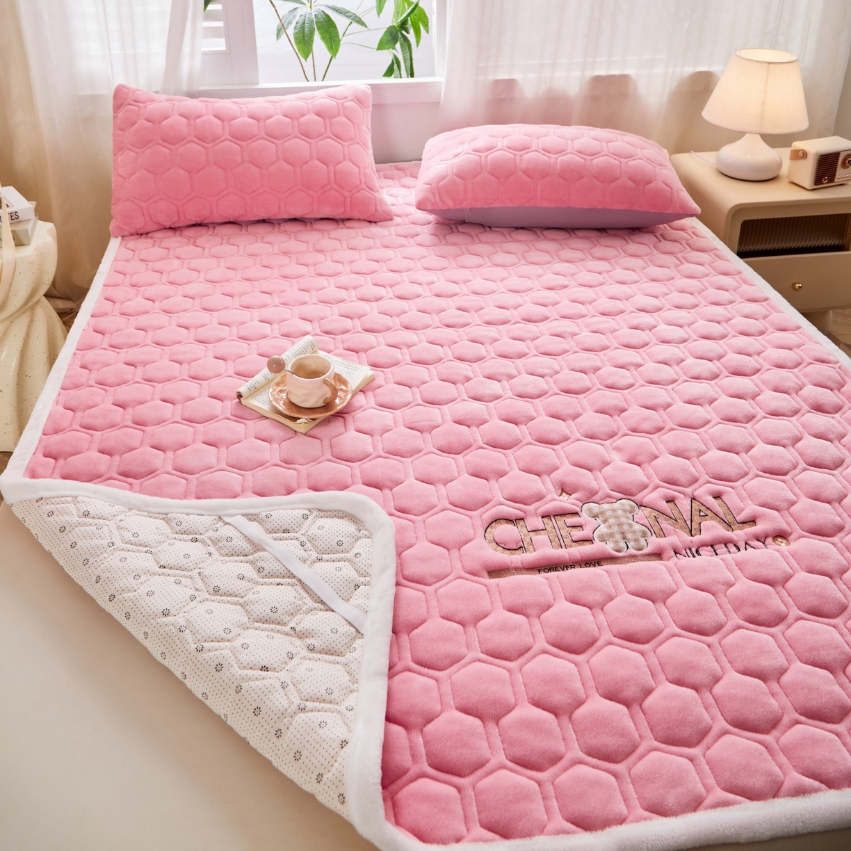 91家纺网 家纺一手货源 找家纺 初心家纺 2025新款高克重牛奶绒绣花夹棉防滑床垫（面料200克） 小熊-樱花粉