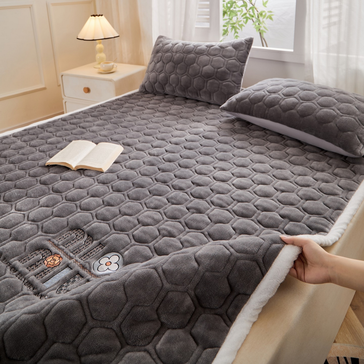 91家纺网 家纺一手货源 找家纺 初心家纺 2025新款高克重牛奶绒绣花夹棉防滑床垫（面料200克） 字母-高级灰