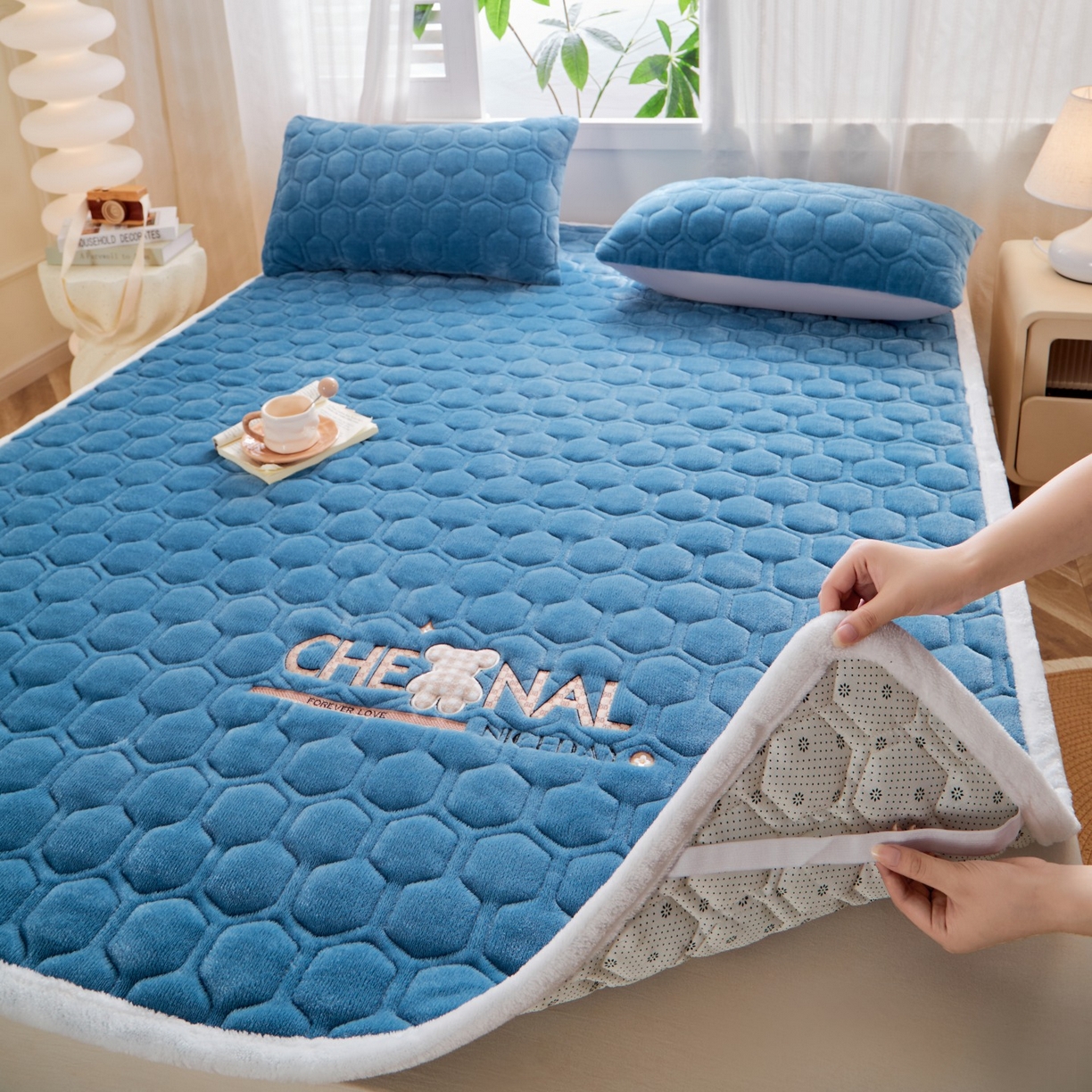 91家纺网 家纺一手货源 找家纺 初心家纺 2025新款高克重牛奶绒绣花夹棉防滑床垫（面料200克） 小熊-宝石蓝
