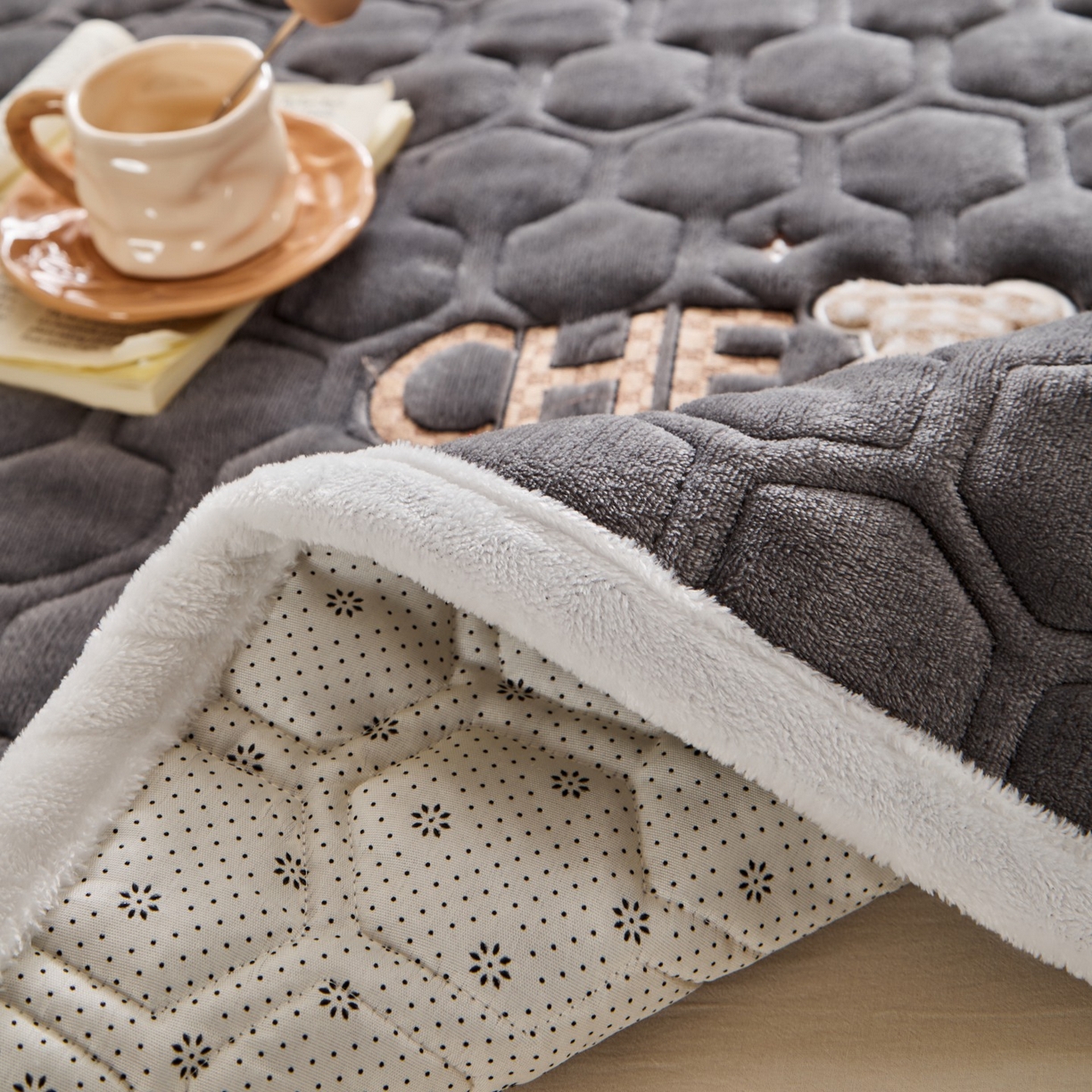 91家纺网 家纺一手货源 找家纺 初心家纺 2025新款高克重牛奶绒绣花夹棉防滑床垫（面料200克） 小熊-高级灰