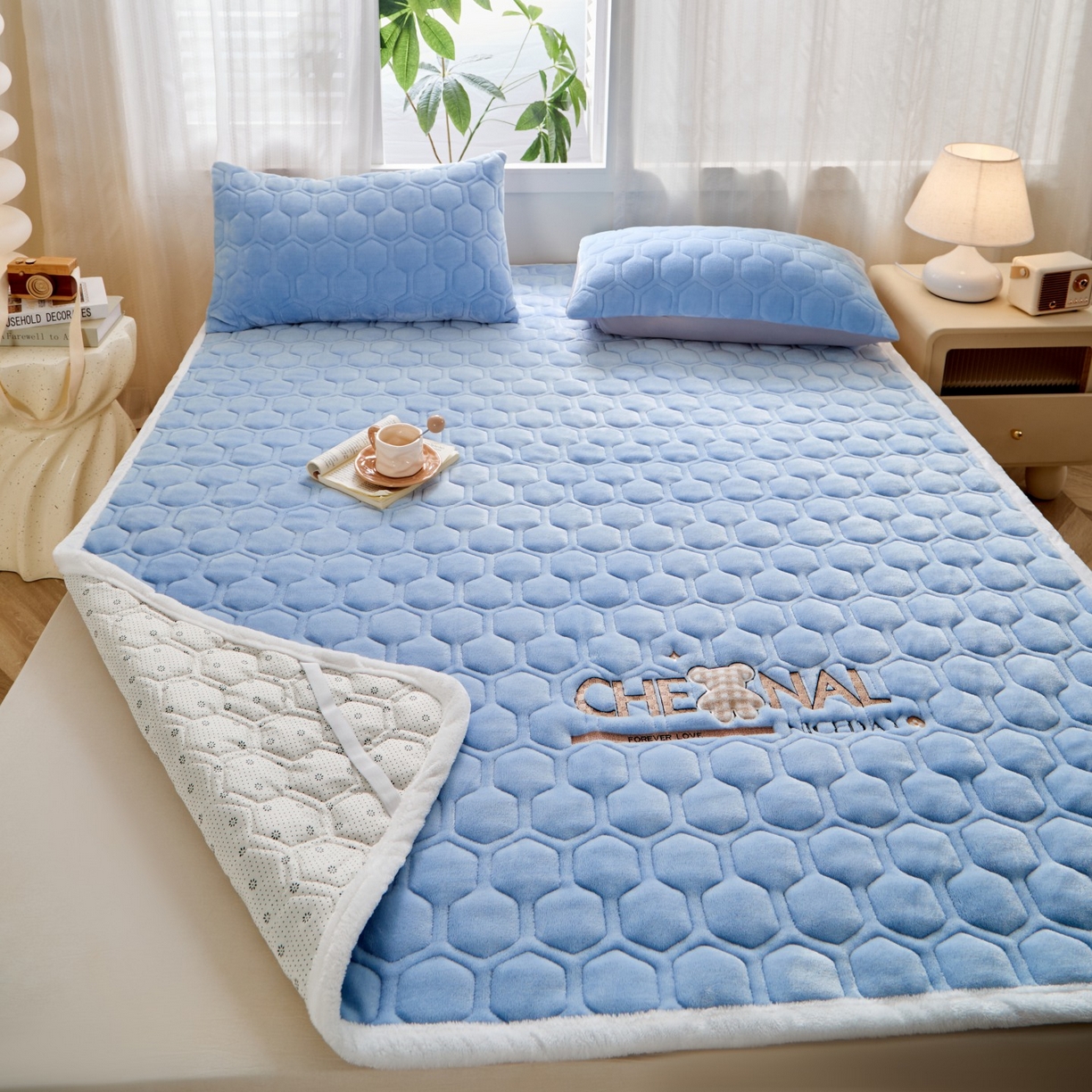 91家纺网 家纺一手货源 找家纺 初心家纺 2025新款高克重牛奶绒绣花夹棉防滑床垫（面料200克） 小熊-天空蓝
