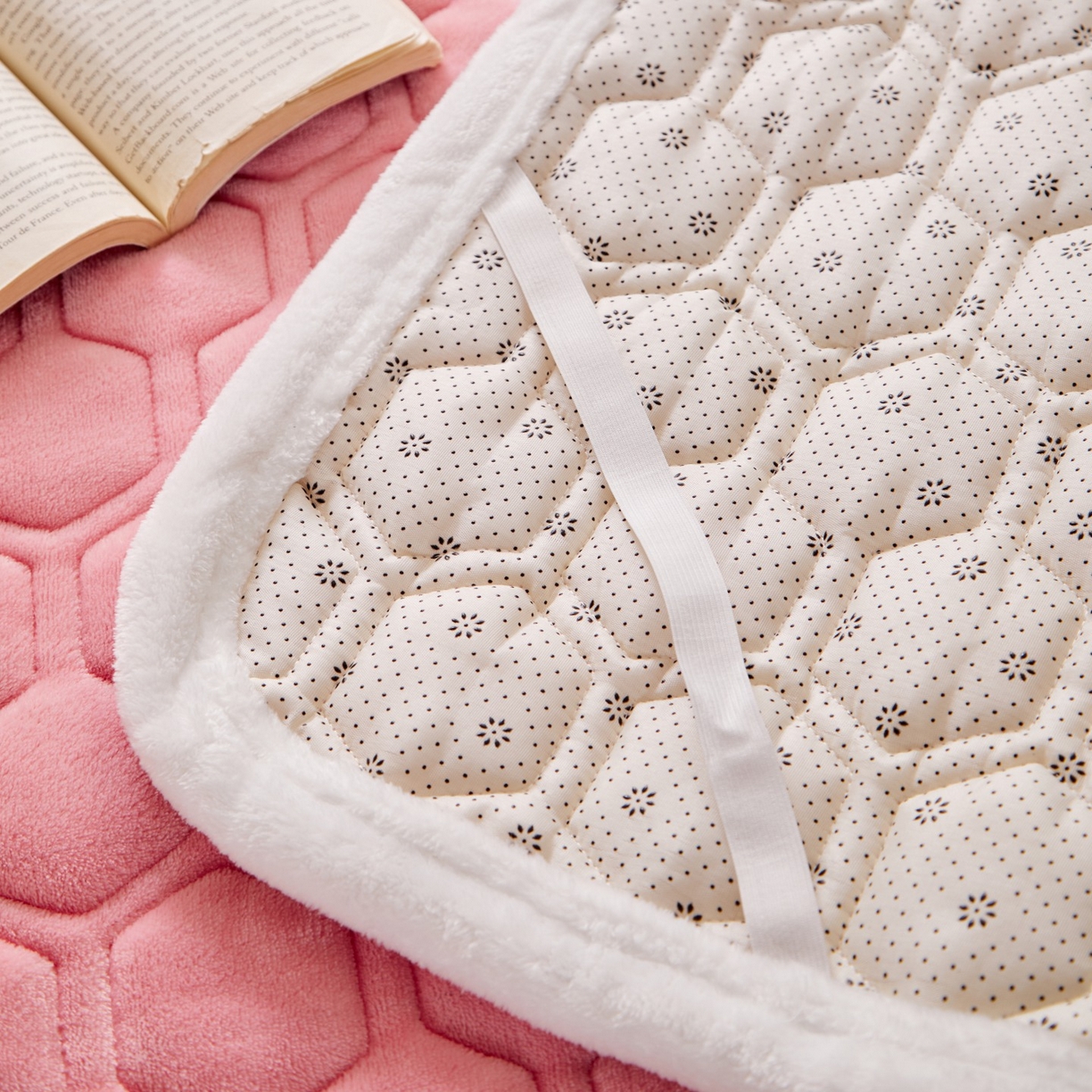 91家纺网 家纺一手货源 找家纺 初心家纺 2025新款高克重牛奶绒绣花夹棉防滑床垫（面料200克） 字母-樱花粉