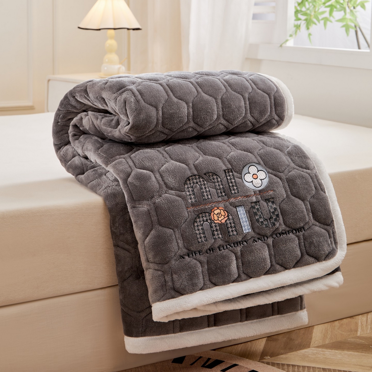 91家纺网 家纺一手货源 找家纺 初心家纺 2025新款高克重牛奶绒绣花夹棉防滑床垫（面料200克） 字母-高级灰