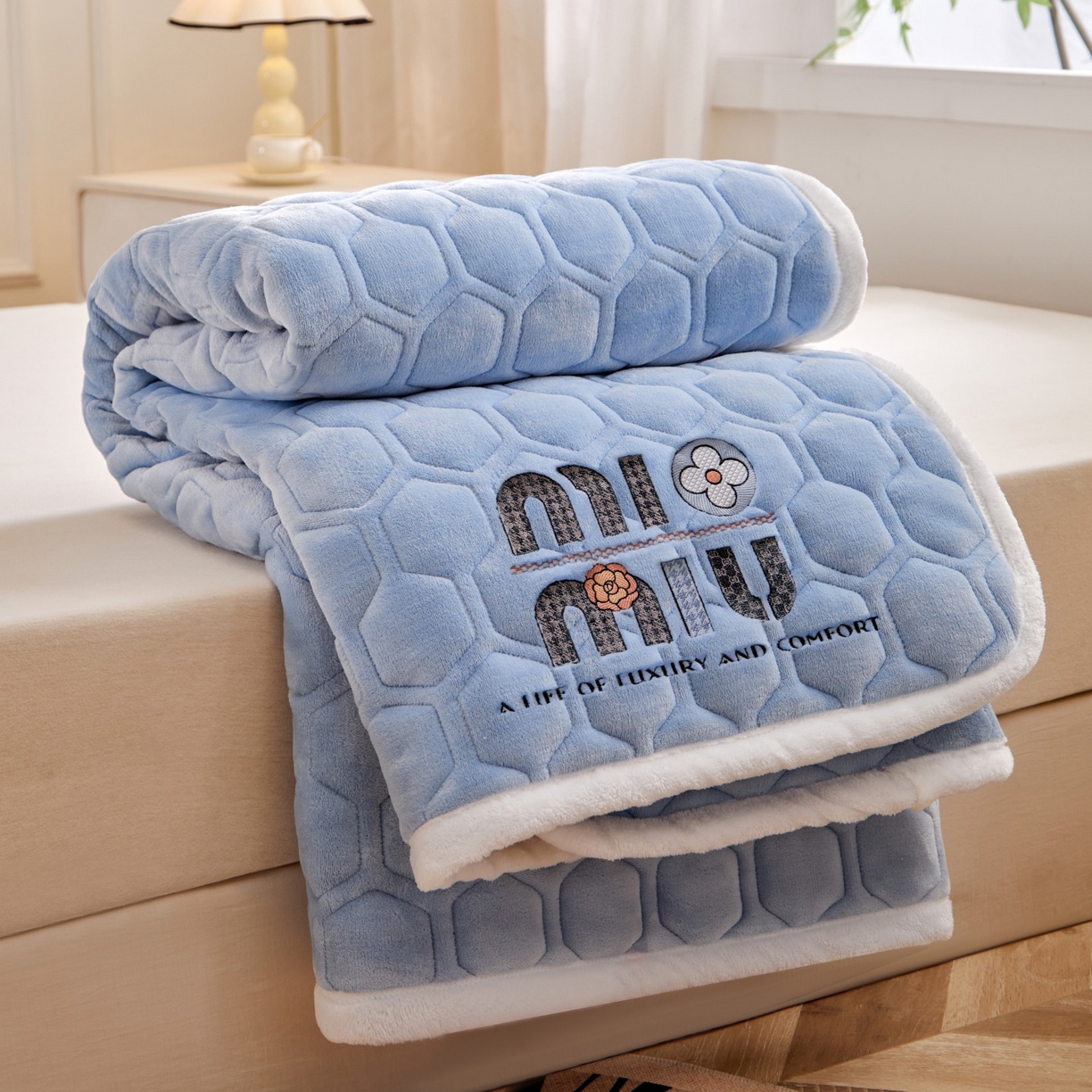 91家纺网 家纺一手货源 找家纺 初心家纺 2025新款高克重牛奶绒绣花夹棉防滑床垫（面料200克） 字母-天空蓝