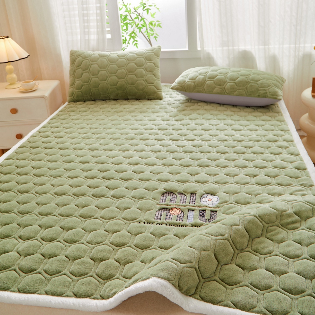 91家纺网 家纺一手货源 找家纺 初心家纺 2025新款高克重牛奶绒绣花夹棉防滑床垫（面料200克） 字母-清新绿