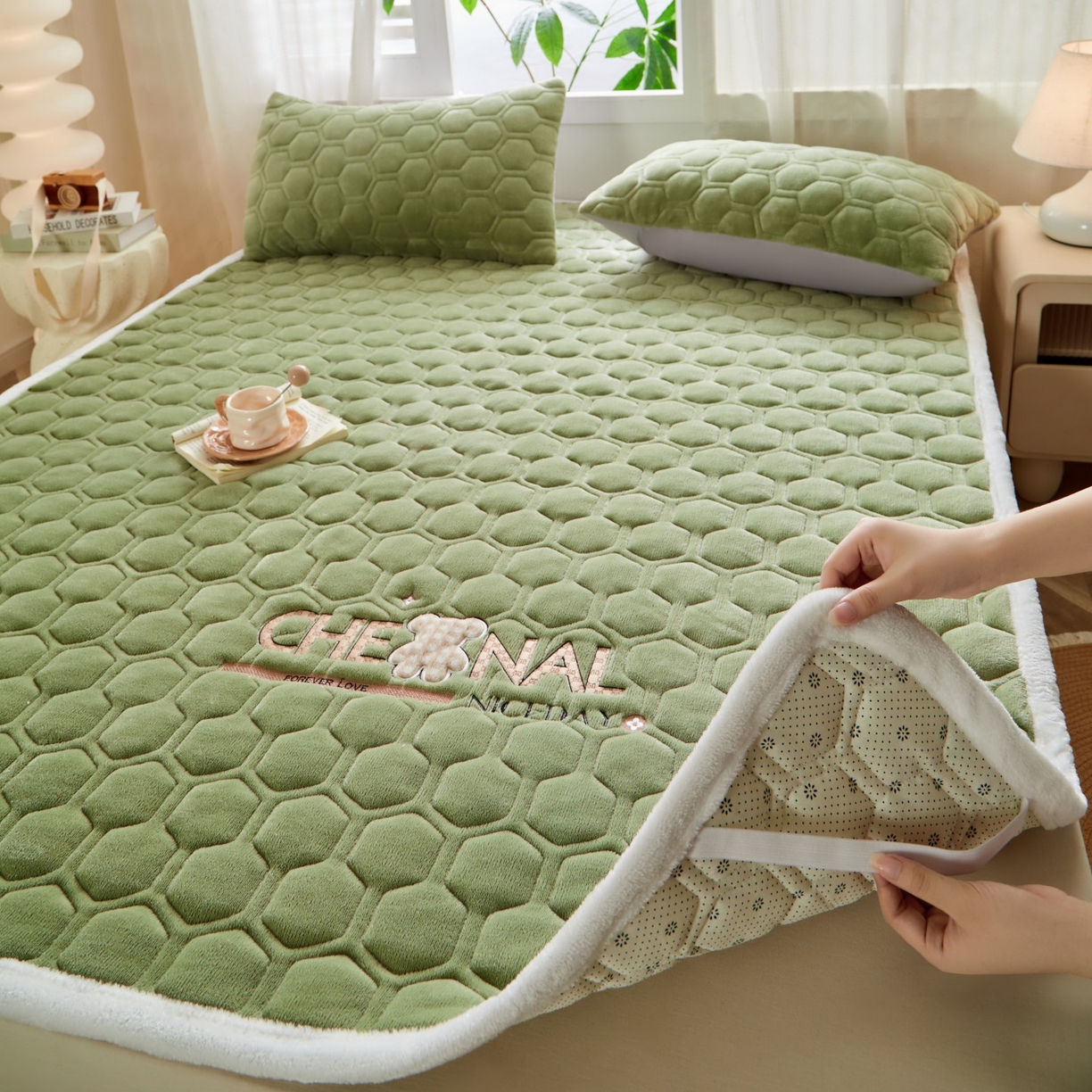 91家纺网 家纺一手货源 找家纺 初心家纺 2025新款高克重牛奶绒绣花夹棉防滑床垫（面料200克） 小熊-清新绿
