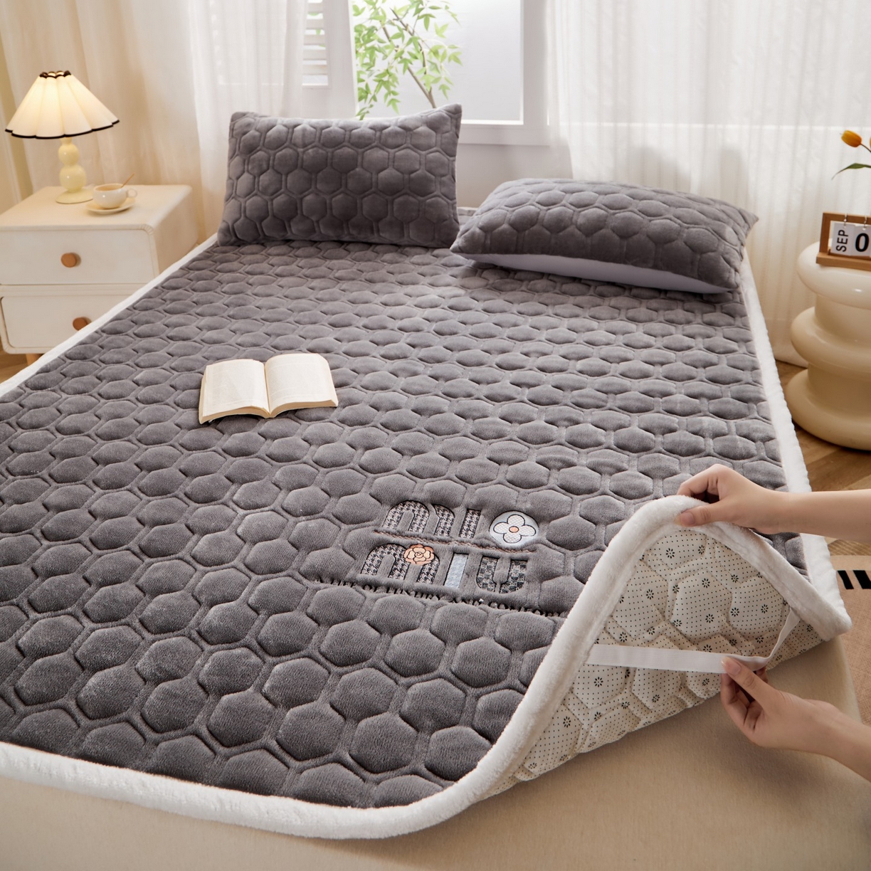 91家纺网 家纺一手货源 找家纺 初心家纺 2025新款高克重牛奶绒绣花夹棉防滑床垫（面料200克） 字母-高级灰