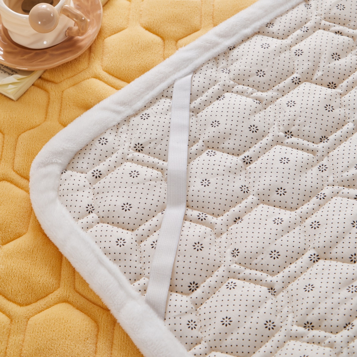 91家纺网 家纺一手货源 找家纺 初心家纺 2025新款高克重牛奶绒绣花夹棉防滑床垫（面料200克） 小熊-香槟金